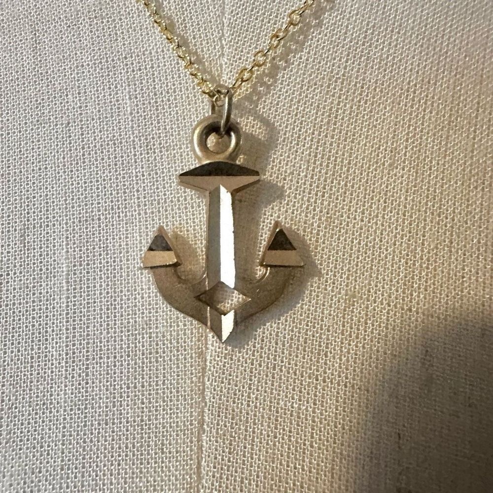 Avon anchor pendant necklace